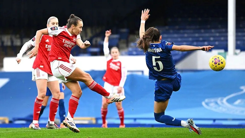 Un jugador del Arsenal dispara frente a los asientos vacíos en Goodison Park