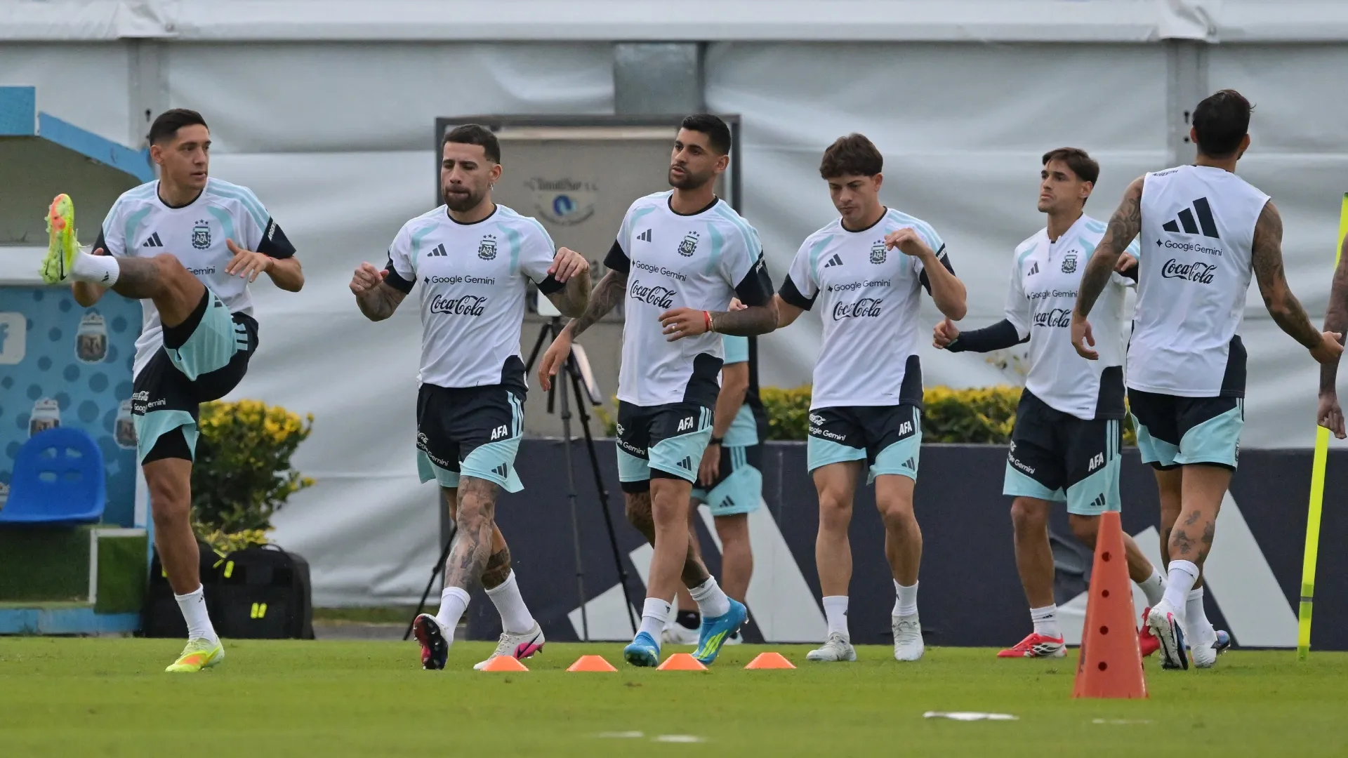 Los jugadores argentinos calientan durante el entrenamiento en el campo de entrenamiento de Lionel Messi.