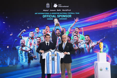 El director comercial y de marketing de AFA, Leandro Petersen (izquierda) y el director ejecutivo de Ant International, Peng Yang, en la ceremonia de firma de la cooperación.