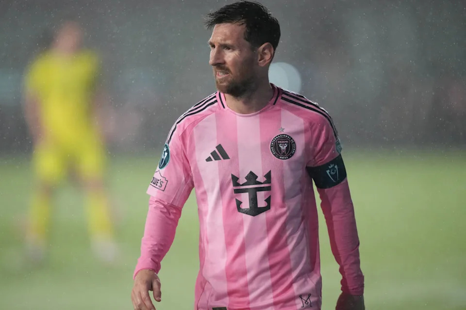 El delantero del Inter Miami Lionel Messi (10) se acerca para realizar un tiro de esquina durante la primera mitad contra Nashville SC en Chase Field. Imágenes de Jim Rassol-Imagn