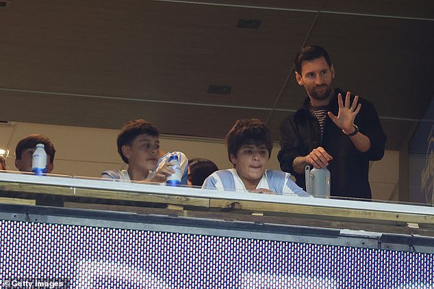 Messi mira Argentina vs Venezuela desde su suite en el Hard Rock Stadium