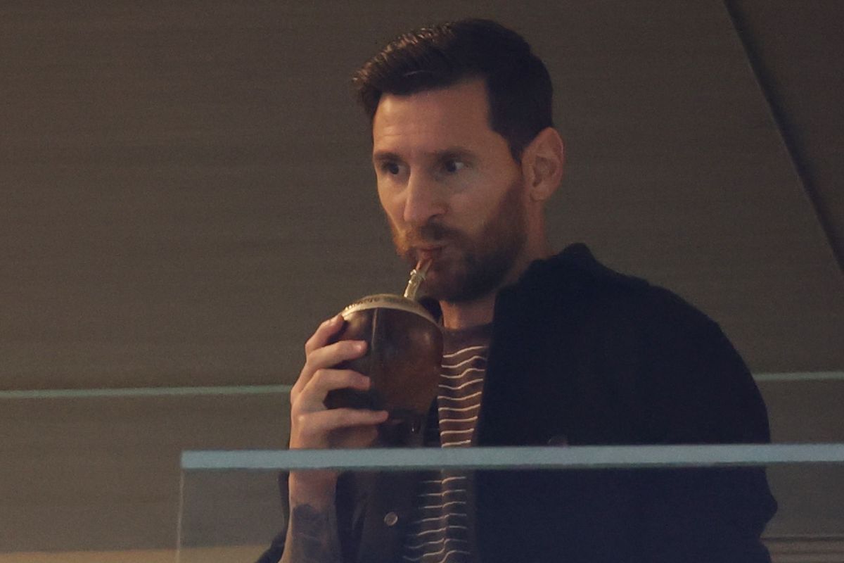 Lionel Messi bebe yerba mate frente a los espectadores del estadio de fútbol
