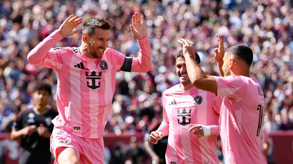 Lionel Messi celebra el primer gol de su equipo con sus compañeros German Beltrame y Rodrigo De Paul durante el partido de la MLS entre Colorado Rapids e Inter Miami. Fotografía: Jamie Schwaberow/MLS vía Getty Images
