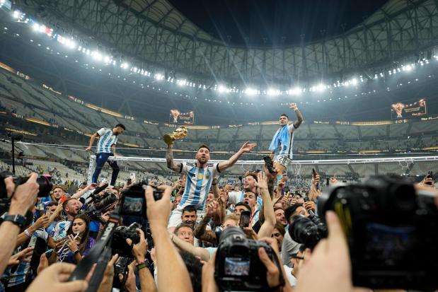 ARCHIVO - Messi de Argentina celebra levantando el trofeo frente a los fanáticos después de que Argentina ganó la final de la Copa del Mundo contra Francia en Lusail, Qatar, el 18 de diciembre de 2022. (Foto AP/Martin Meissner, archivo)
