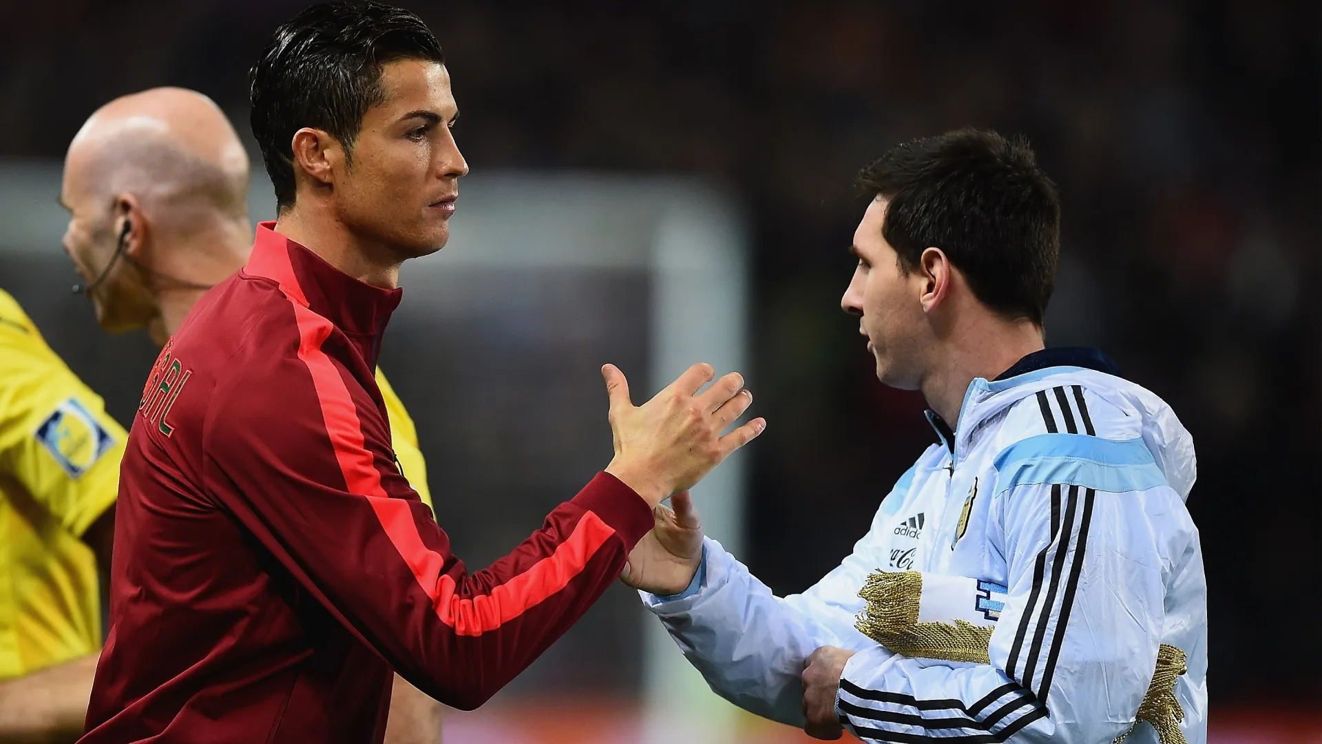 El portugués Cristiano Ronaldo le da la mano al argentino Lionel Messi.