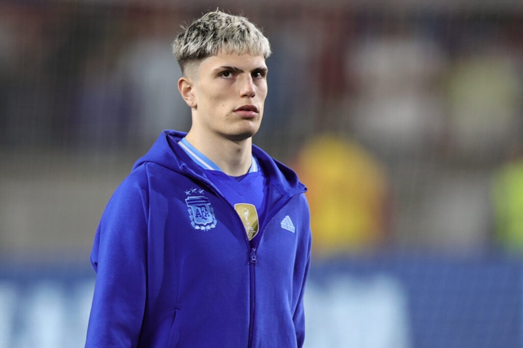 El número 17 de Argentina, Alejandro Garnacho, sale a la cancha con sus compañeros durante el partido amistoso internacional entre Argentina y Costa Rica en el Los Angeles Memorial Coliseum.
