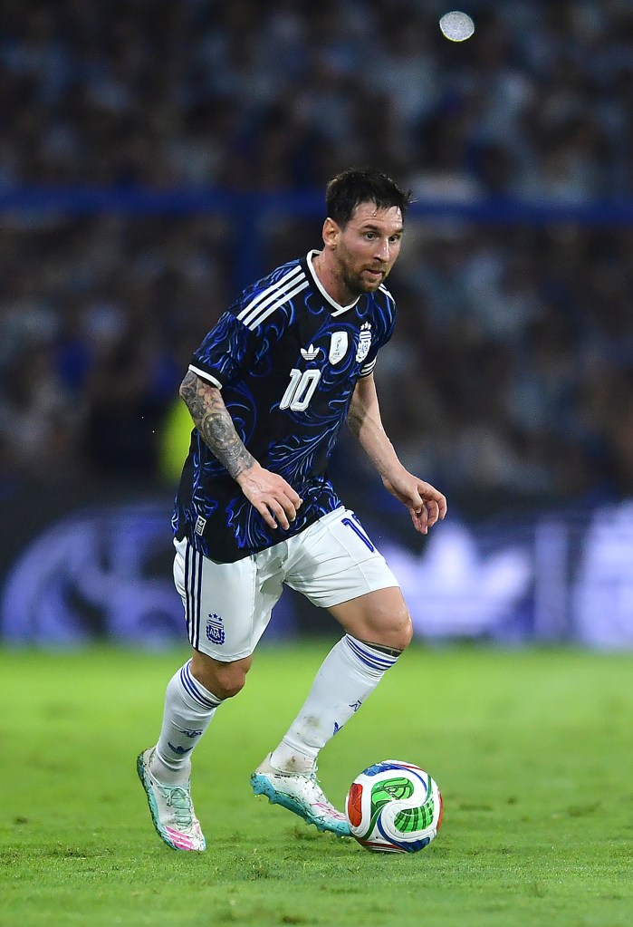 Lionel Messi de Argentina sostiene el balón durante el partido amistoso internacional entre Argentina y Zambia en el estadio Alberto J. Armando el 31 de marzo de 2026 en Buenos Aires, Argentina.  