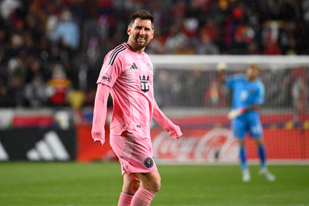 Lionel Messi, número 10 del Inter Miami FC, observa el partido de la Major League Soccer entre Real Salt Lake e Inter Miami FC en el America's First Stadium.