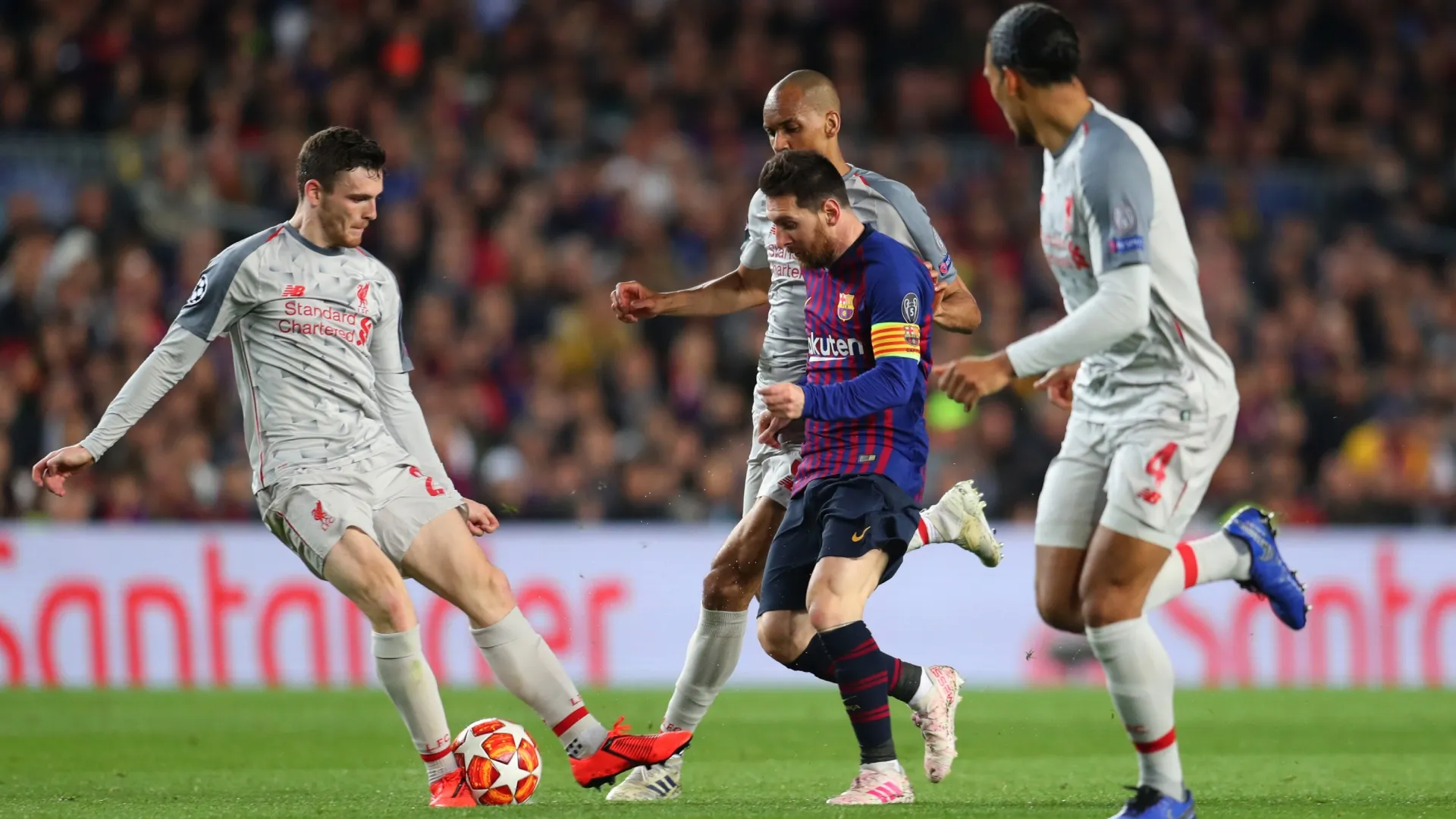 Lionel Messi del Barcelona se enfrentó a Andrew Robertson, Fabinho y Virgil van Dijk del Liverpool.