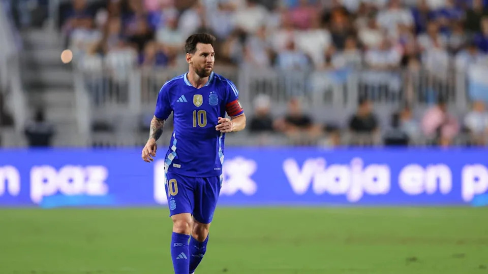 El delantero argentino Lionel Messi (10) lleva el balón durante la primera mitad contra Puerto Rico en el Chase Stadium. Imágenes de Sam Navarro-Imagn