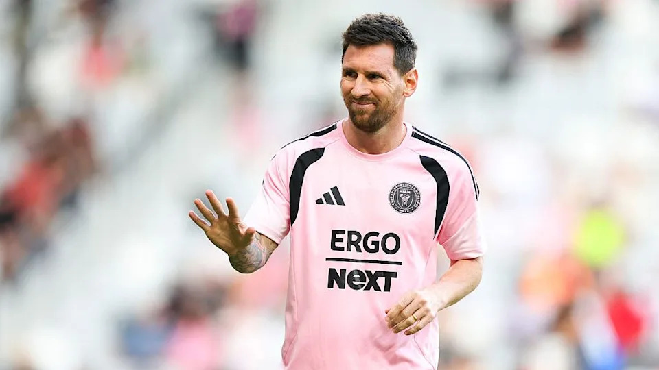 MIAMI, FL – 11 DE ABRIL: Lionel Messi #10 del Inter Miami CF mira antes del partido contra los New York Red Bulls en NU Arena el 11 de abril de 2026 en Miami, Florida. (Foto de Megan Briggs/Getty Images).