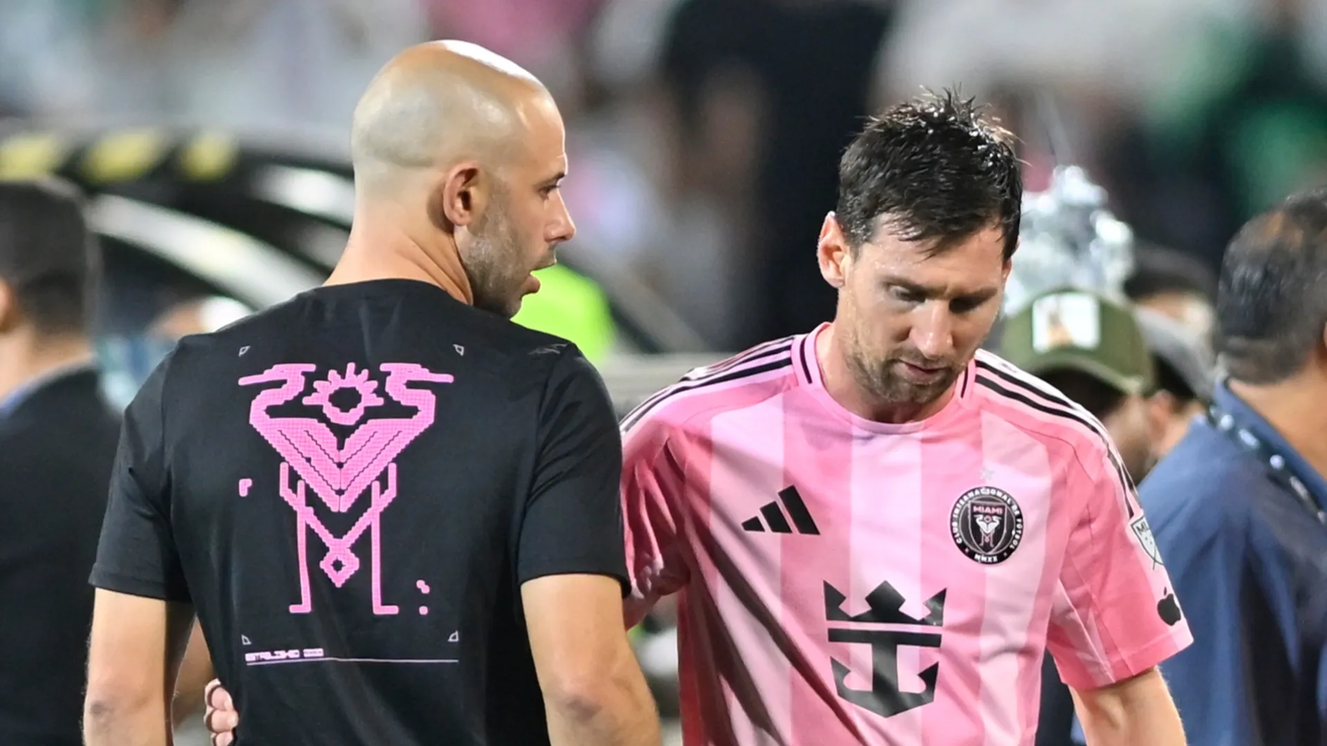 El jugador del Inter Miami Lionel Messi habla con Javier Mascherano mientras sale del campo.