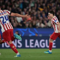 En los cuartos de final de la Liga de Campeones, Julián Álvarez anotó de tiro libre y el Atlético de Madrid derrotó 2-0 al Barcelona.