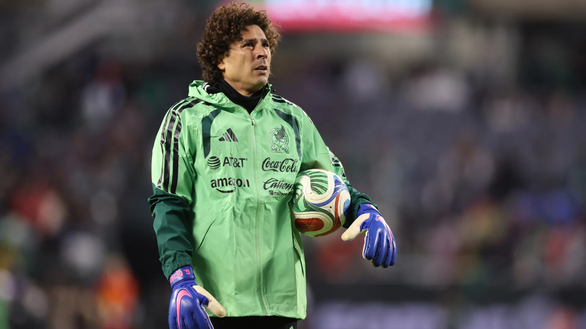 Guillermo Ochoa, de México, observa antes de un amistoso contra Bélgica. (Imágenes falsas)