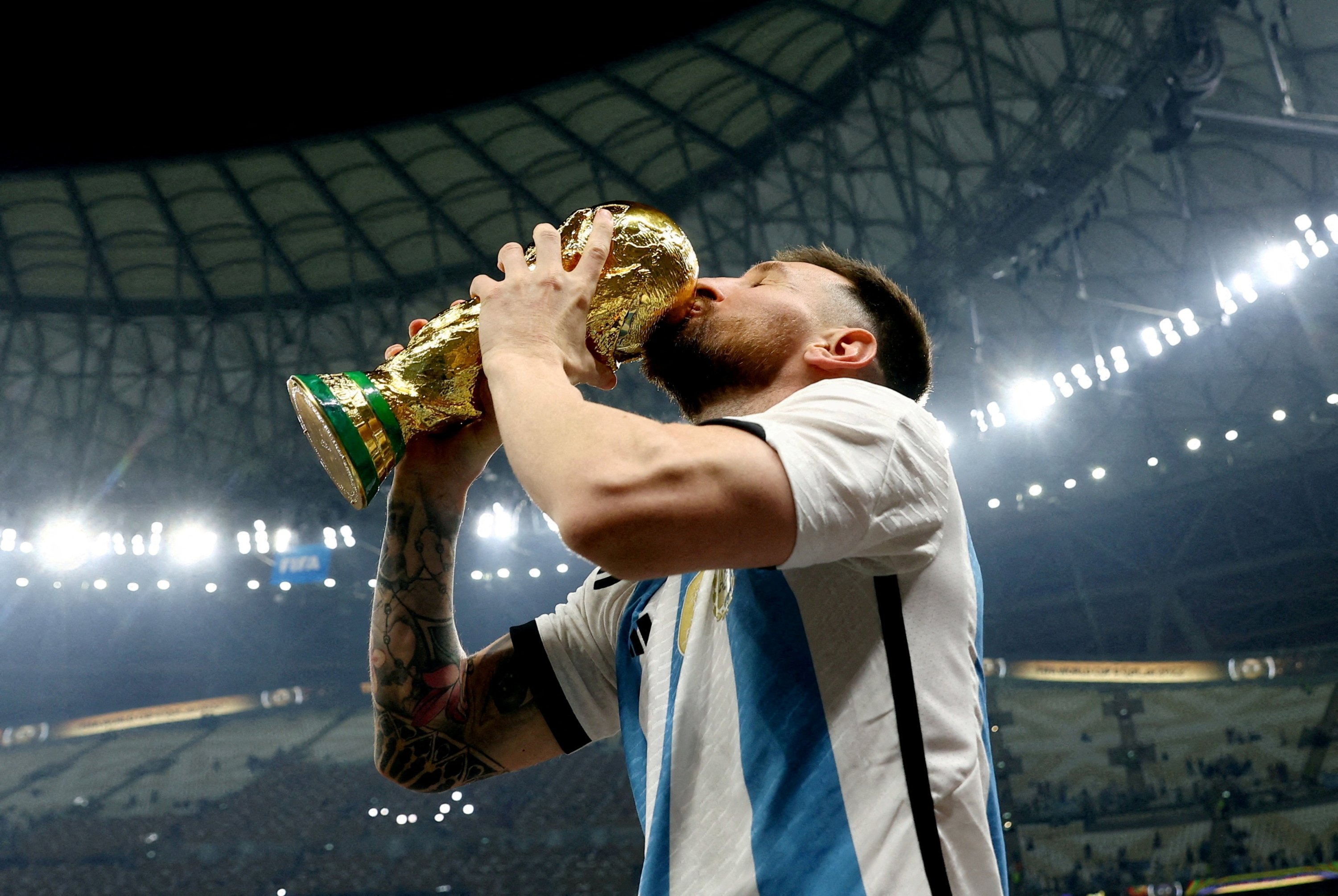 El argentino Lionel Messi besa el trofeo durante la celebración de la final de la Copa Mundial de Qatar 2022 contra Francia en el estadio de Lusail en Lusail, Qatar, el 18 de diciembre de 2022. (Foto de Reuters)