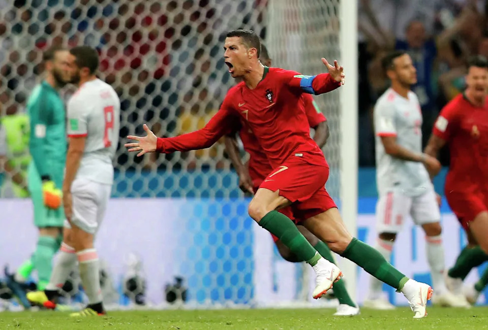 El portugués Cristiano Ronaldo celebra tras anotar su tercer gol de tiro libre durante el partido del Grupo B de la Copa Mundial de Fútbol 2018 entre Portugal y España en el estadio Fisht de Sochi, Rusia, el viernes 15 de junio de 2018. (Frank Augstein/AP)