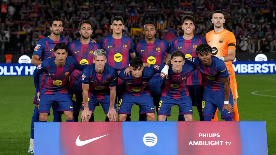 El equipo del FC Barcelona posa para una fotografía antes del partido de La Liga EA Sports entre el FC Barcelona y el RC Celta Vigo. Foto de Alex Caparrós/Getty Images