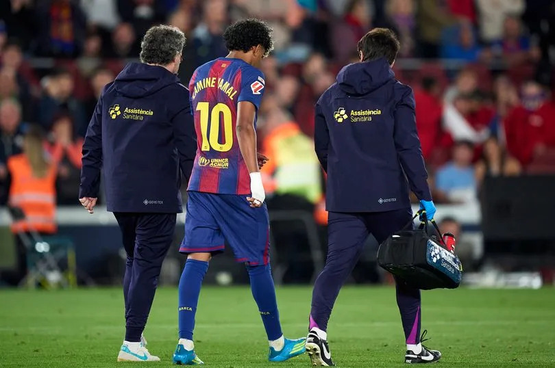 El jugador del Barcelona Lamine Yamar abandona el campo lesionado