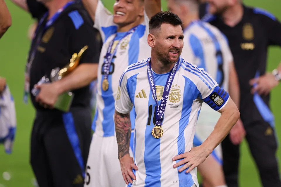 El delantero argentino Lionel Messi celebra tras ganar la final de la Copa América contra Colombia en el Hard Rock Stadium.