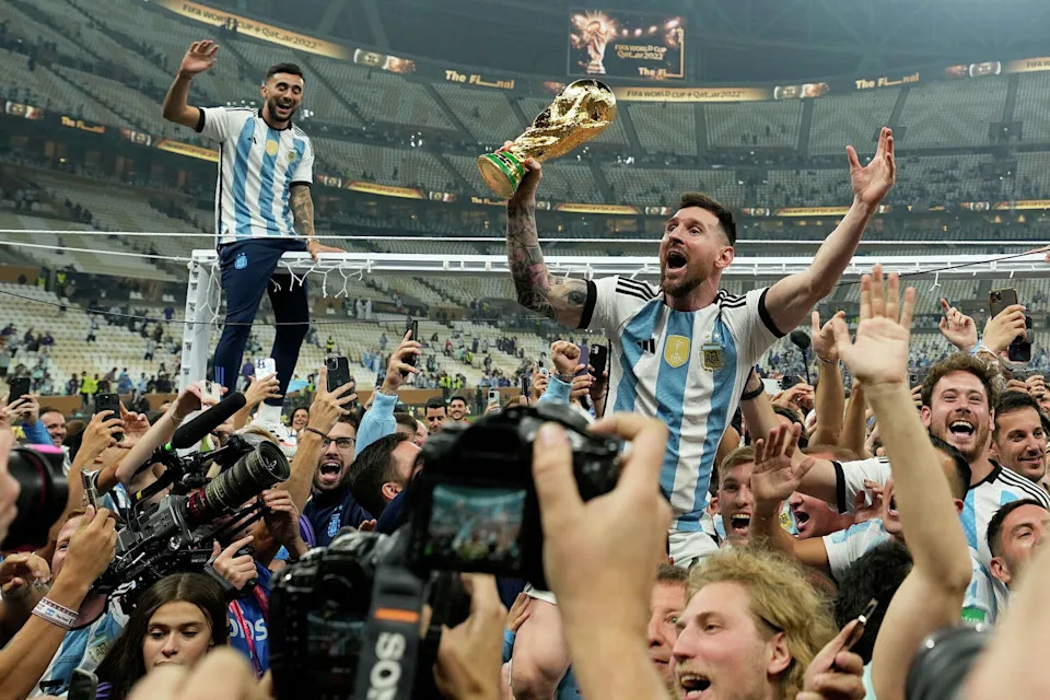El 18 de diciembre de 2022, en la final de la Copa del Mundo de fútbol entre Argentina y Francia en el estadio Lusail de Lusail, Qatar, el argentino Messi celebró el trofeo frente a la afición tras ganar. Al final del partido, Argentina empató 3-3 y ganó 4-2 en la tanda de penales. (Martín Meisner/AP)