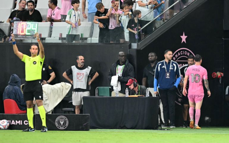 Lionel Messi, delantero argentino #10 del Inter Miami, abandona el campo durante un partido de fútbol de la temporada regular de la Major League Soccer (MLS) entre Inter Miami y Philadelphia Union en el Nu Stadium de Miami, Florida. (Foto de CHANDAN KHANNA / AFP) / CULTIVO ALTERNO
