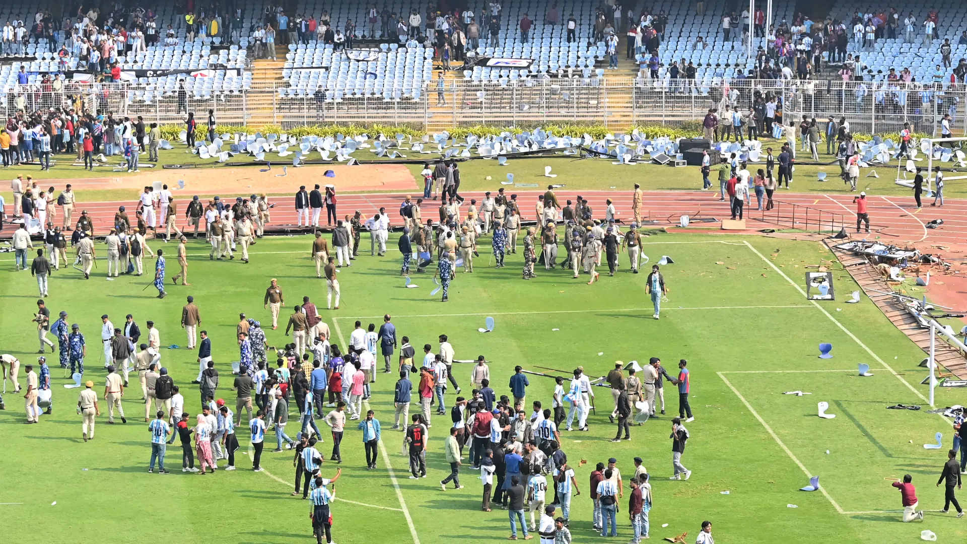 Los aficionados arrojaron sillas y corrieron al campo durante la visita de Messi. (Imágenes falsas)