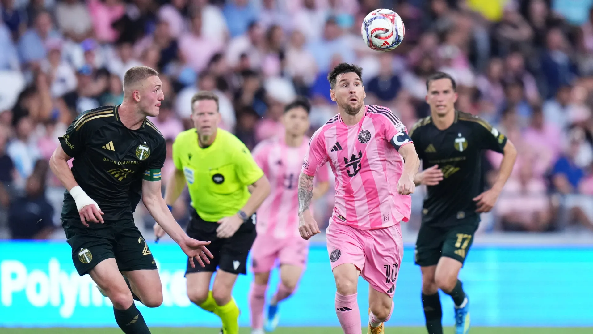 Lionel Messi, número 10 del Inter Miami FC, sostiene el balón contra Finn Surman, número 20 de Portland Timbers.