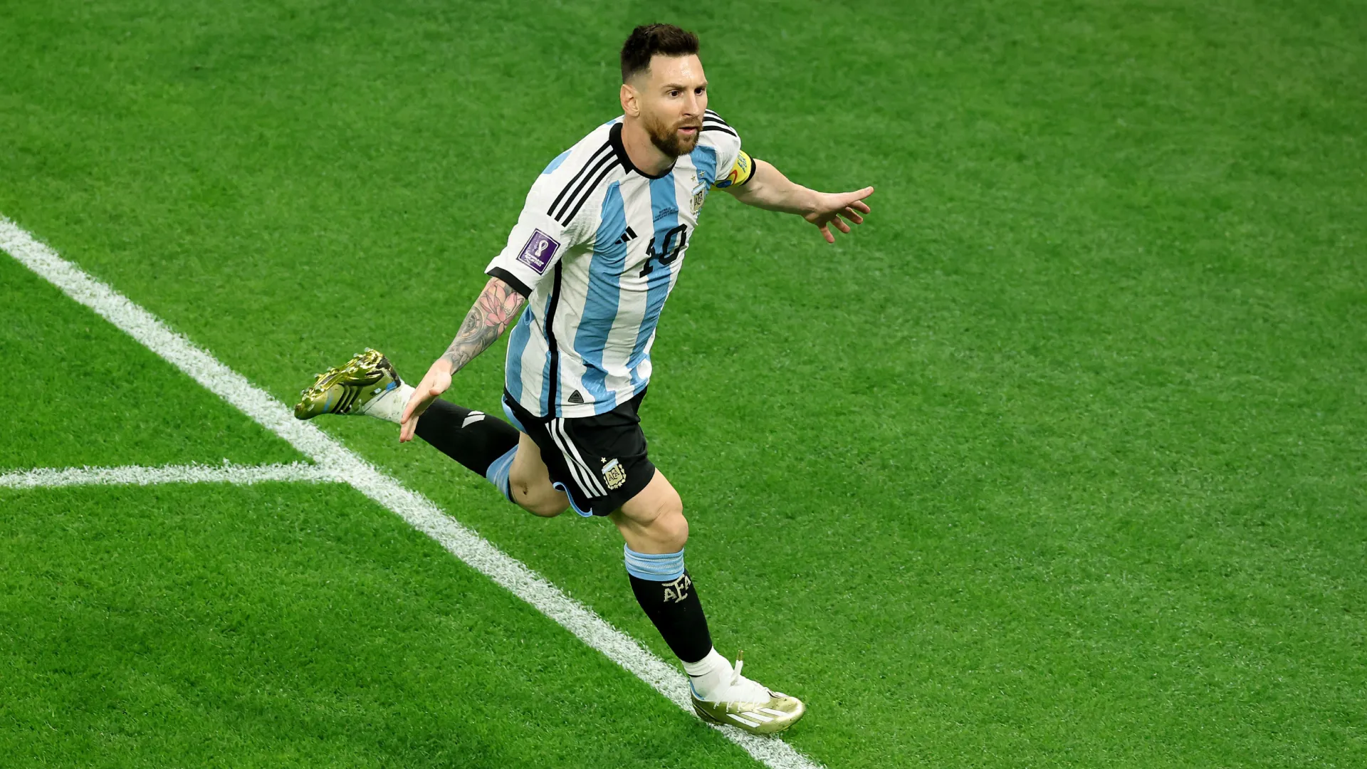 Lionel Messi celebra tras anotarle a Australia en el Mundial 2022. (Imágenes falsas)