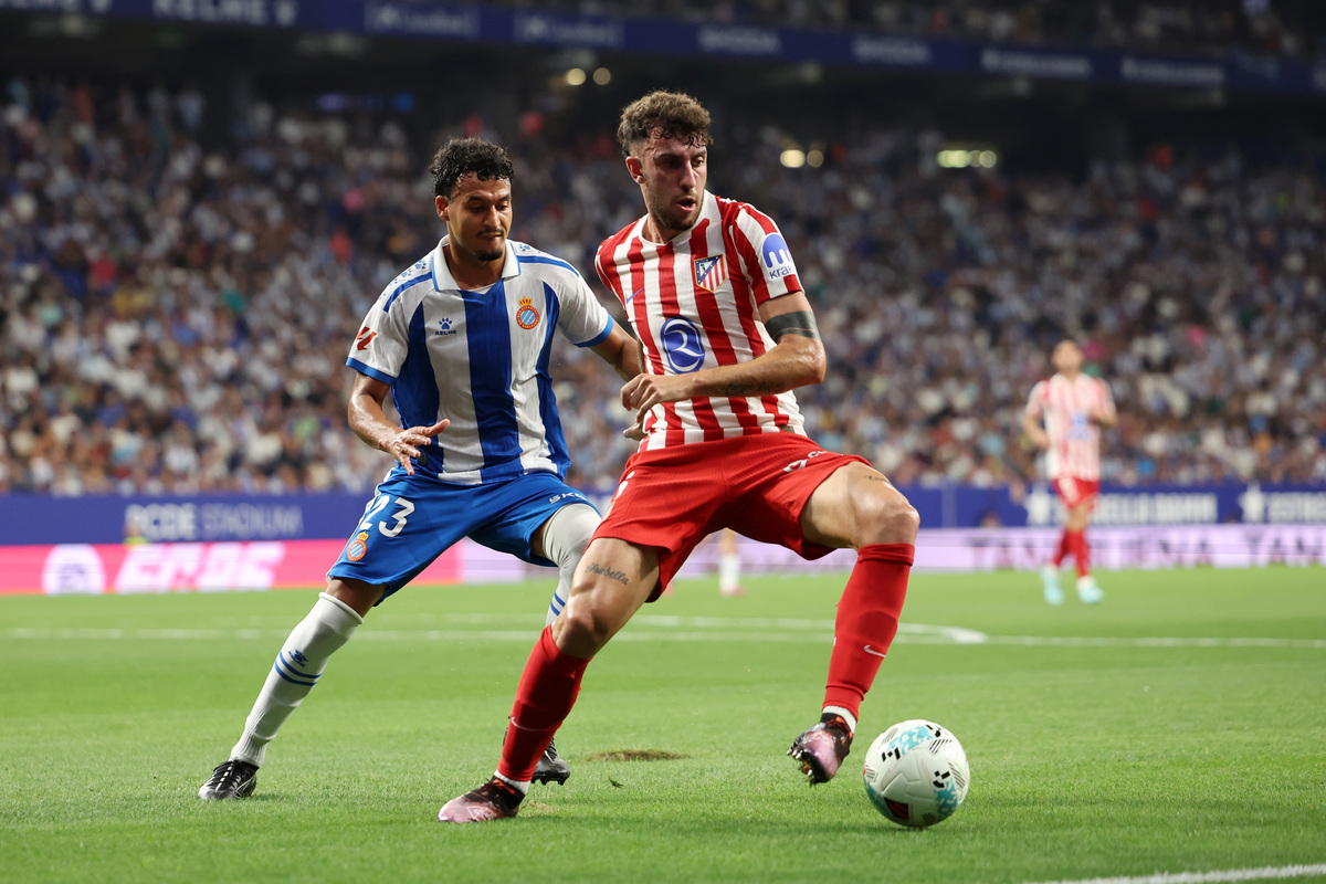 BARCELONA, ESPAÑA - 17 DE AGOSTO: Matteo Ruggeri del Atlético de Madrid sostiene el balón bajo la presión de Omar El Hilali del RCD Espanyol durante un partido de La Liga EA Sports en el Estadio RCDE el 17 de agosto de 2025 en Barcelona, ​​​​España. (Foto de Judit Katir/Getty Images)