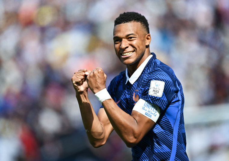 Mbappé celebra a puños en la cancha