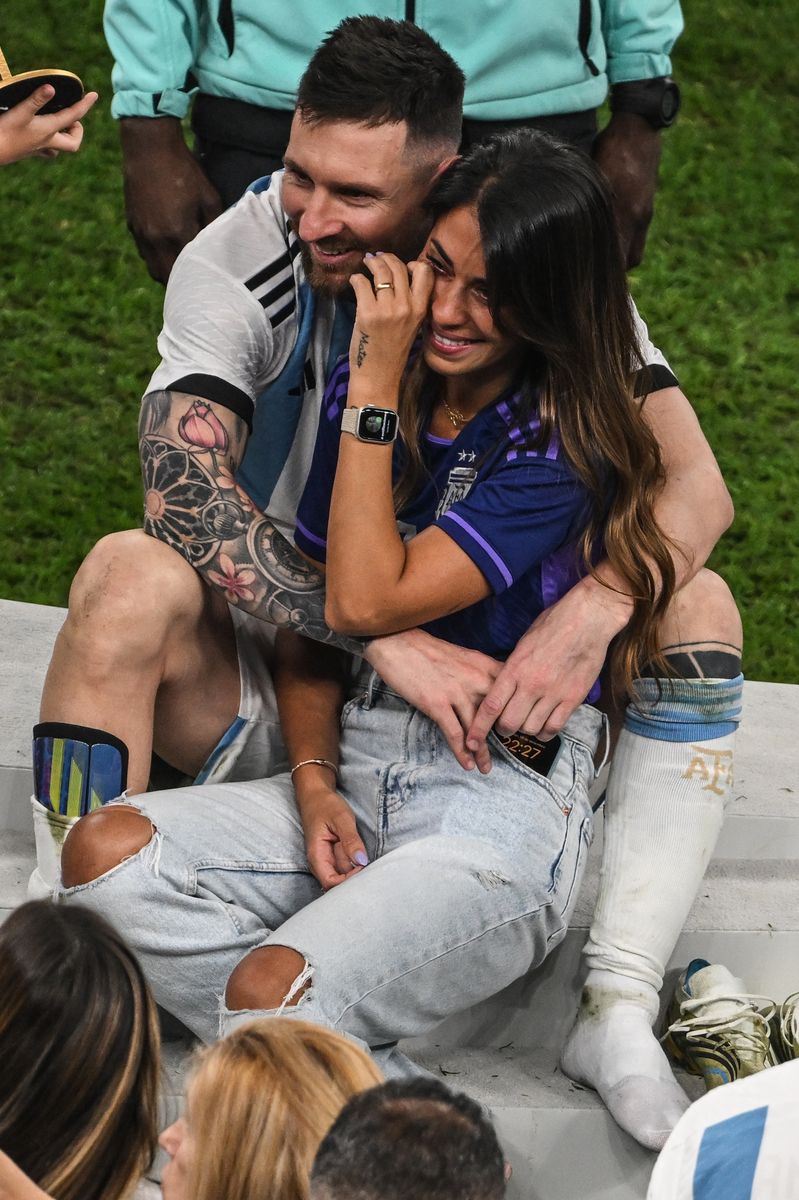 Lionel Messi de Argentina y su esposa Antonella Roccuzzo después del partido.