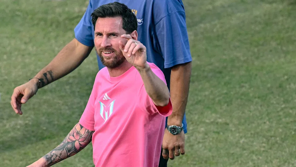 Lionel Messi camina desde el estadio de fútbol hasta el pasillo de los perfumes