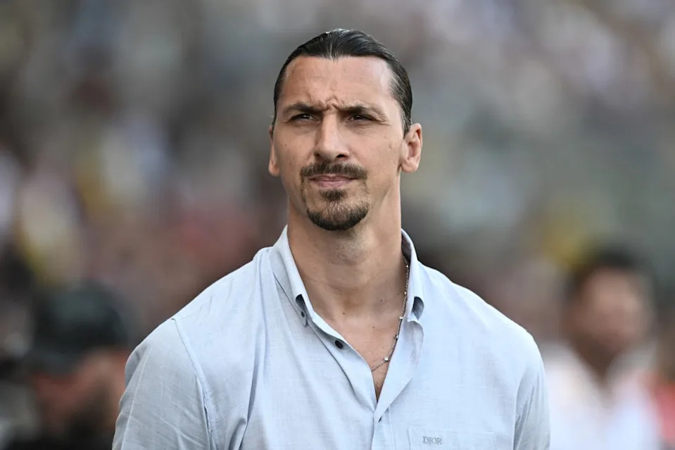 Zlatan Ibrahimovic observa el Parma vs AC Milan