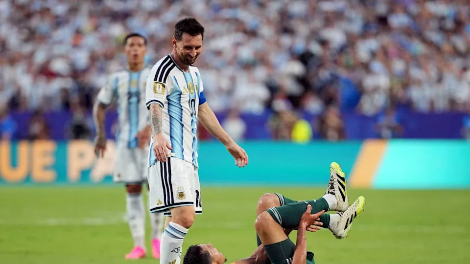 Aissa Mandi de Argelia reacciona cuando el argentino Lionel Messi lo aborda. Fuente de la imagen: Reuters
