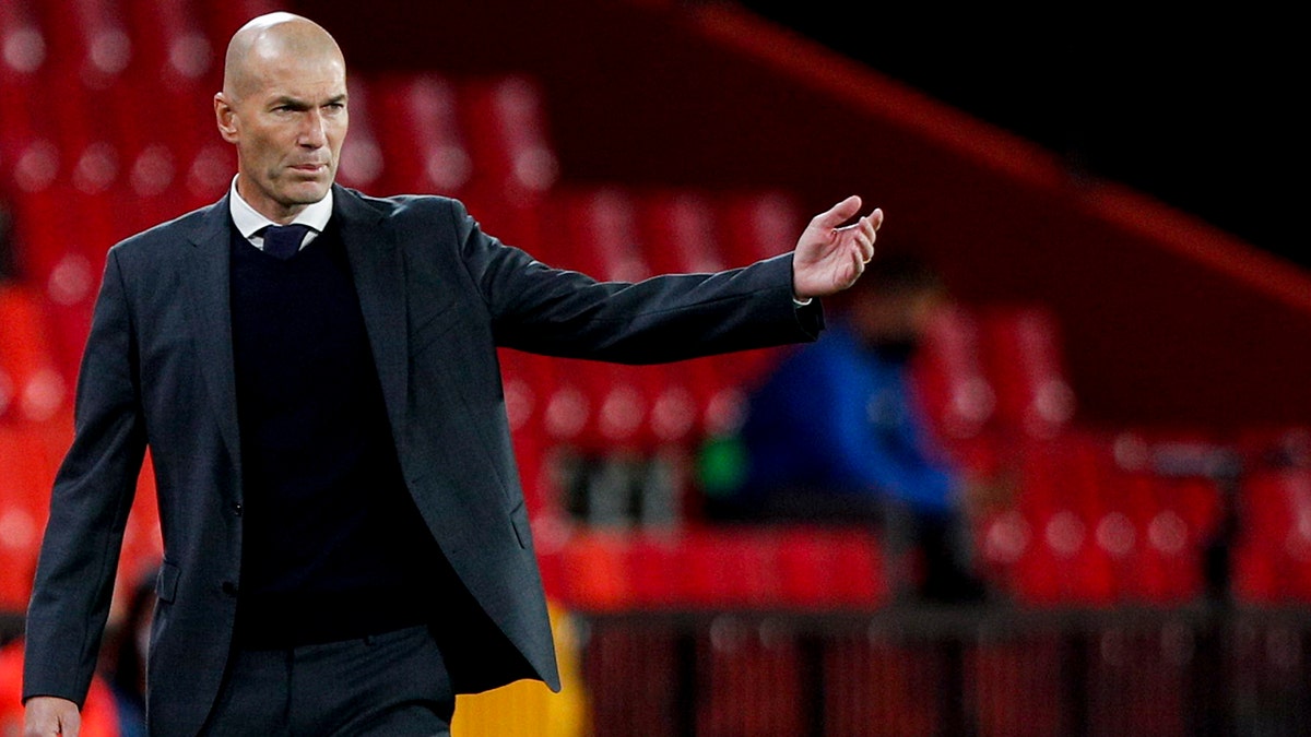 El entrenador del Real Madrid, Zinedine Zidane, hace gestos durante un partido de fútbol en el estadio de Los Cármenes de Granada, España.