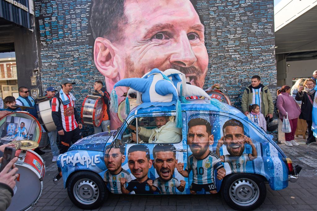 La gente se reúne frente a un mural callejero para cantarle Feliz cumpleaños a Lionel Messi el miércoles 24 de junio de 2026 en Buenos Aires, Argentina.