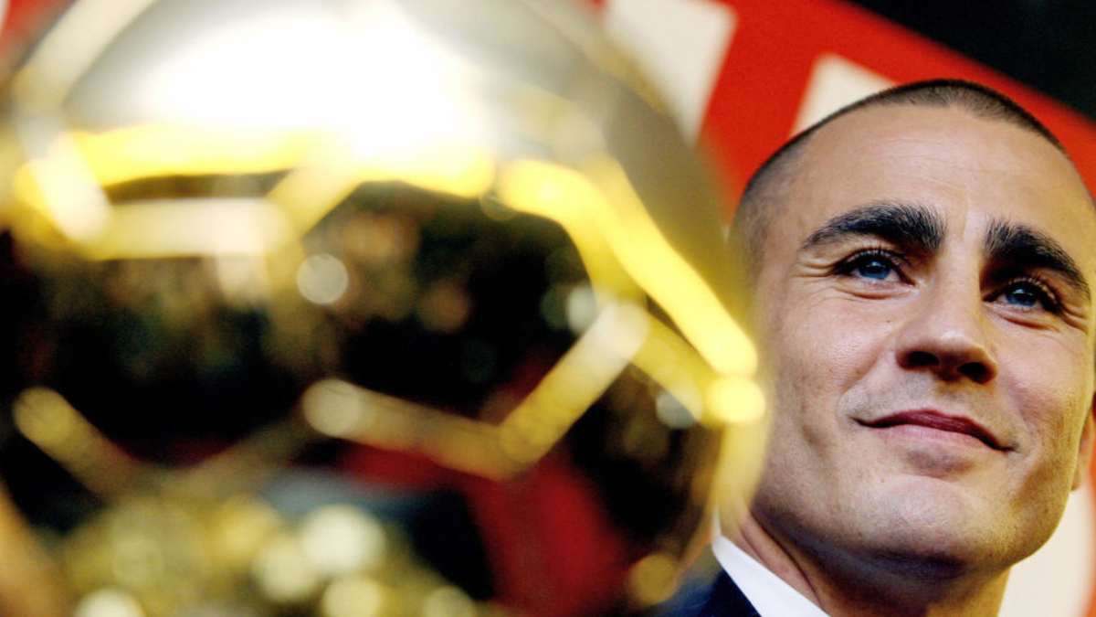 Fabio Cannavaro posa junto al trofeo del Balón de Oro en París.