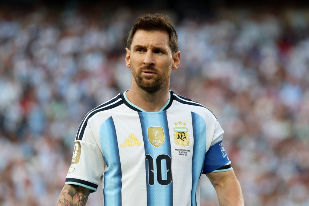 Lionel Messi, número 10 de Argentina, observa durante el partido del Grupo J de la Copa Mundial de la FIFA 2026 entre Argentina y Argelia en el estadio de Kansas City el 16 de junio de 2026 en Kansas City, Missouri, con el emblema del Patrimonio de la Copa Mundial en la manga de su camiseta.