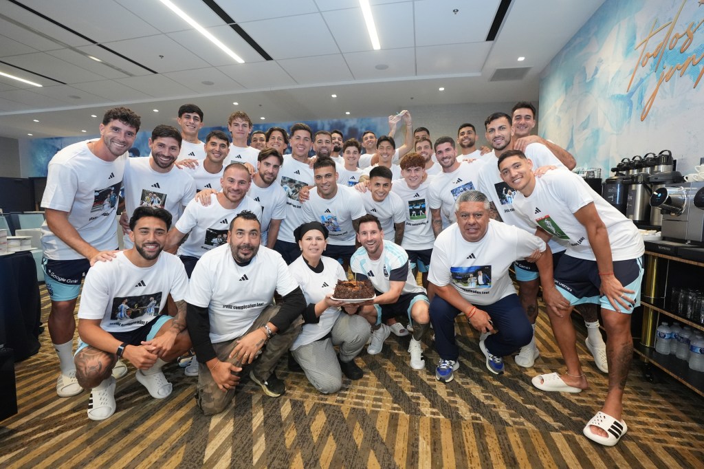 La selección argentina de fútbol celebra el cumpleaños de Lionel Messi con una tarta.