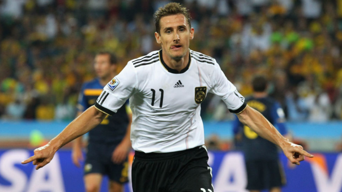 El alemán Miroslav Klose celebra tras anotar en el estadio de Durban.