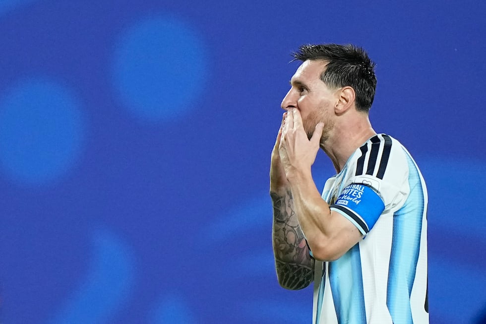 Lionel Messi de Argentina reacciona tras anotar su tercer gol en el Grupo J del Mundial...