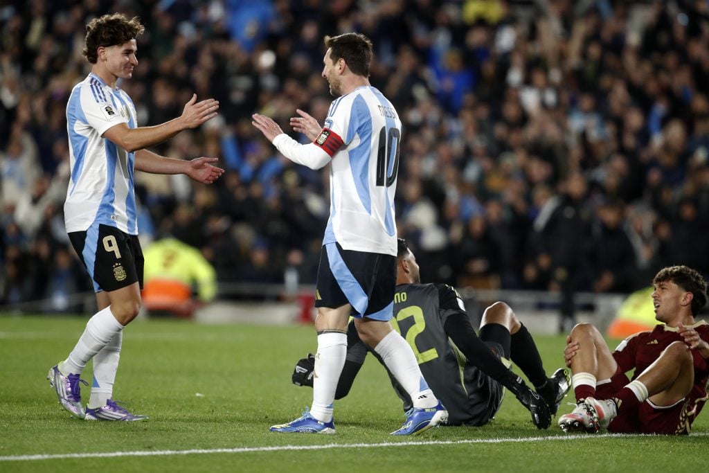 Los argentinos Julián Álvarez y Lionel Messi