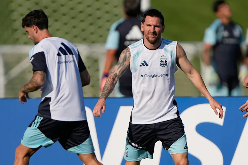 El argentino Lionel Messi (derecha) entrena con sus compañeros para prepararse para el Mundial (AP)