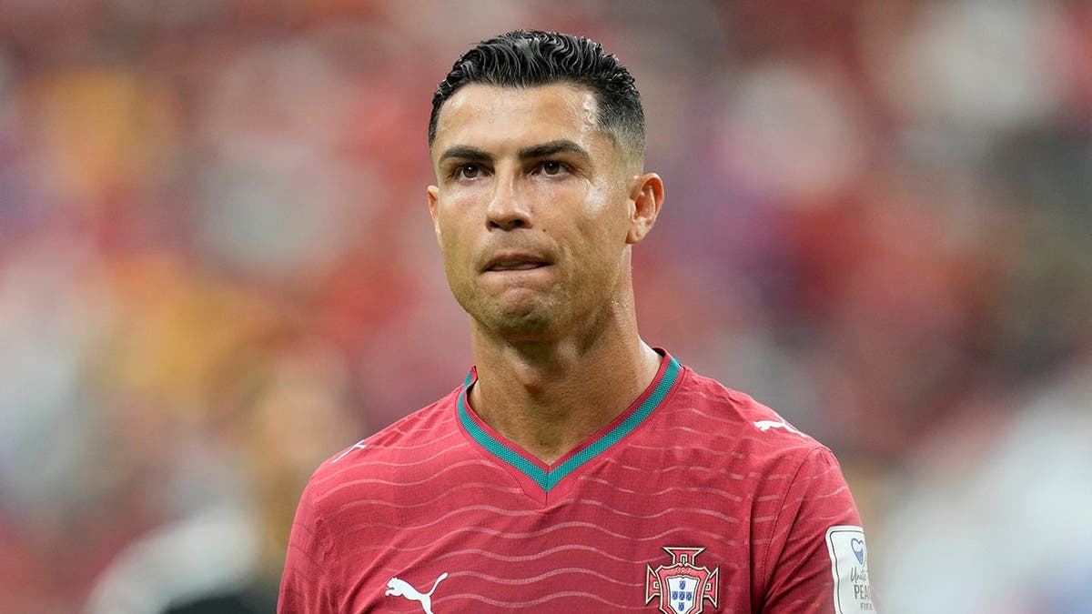 Cristiano Ronaldo abandona el campo tras la primera mitad de un partido de fútbol en Houston