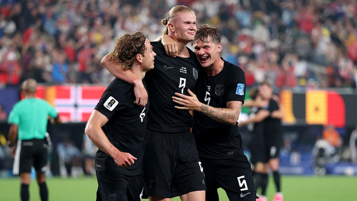 Erling Haaland celebra con sus compañeros tras anotar en el New Jersey Stadium de Nueva York.