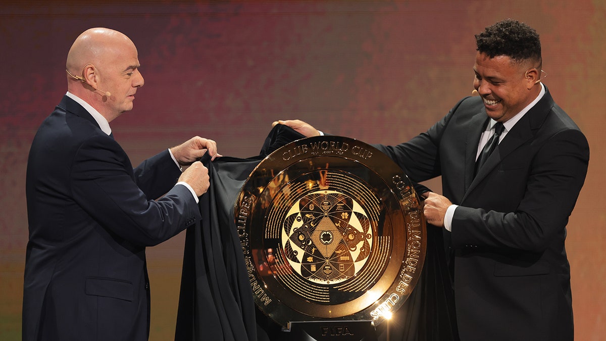 Los presidentes de la FIFA, Gianni Infantino y Ronaldo Nazario, presentan el trofeo de la Copa Mundial de Clubes de la FIFA en los Taylor Mundo Studios de Miami.