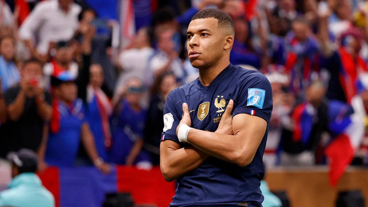 El delantero francés Kylian Mbappé celebra tras marcar un penal en la prórroga en el estadio de Lusail.