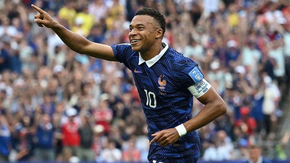 Kylian Mbappé celebra tras marcar un gol durante un partido de fútbol en Filadelfia.