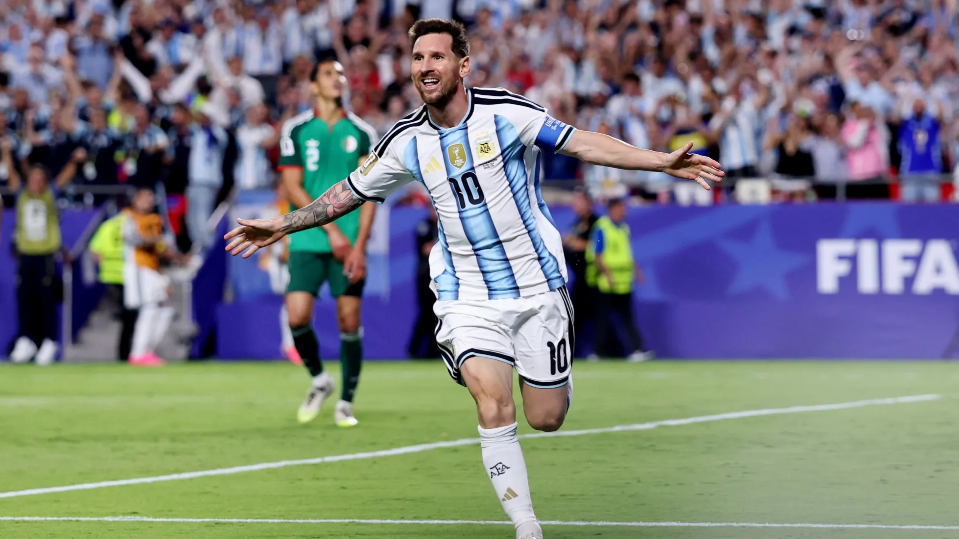 Argentina #10 Lionel Messi celebra.