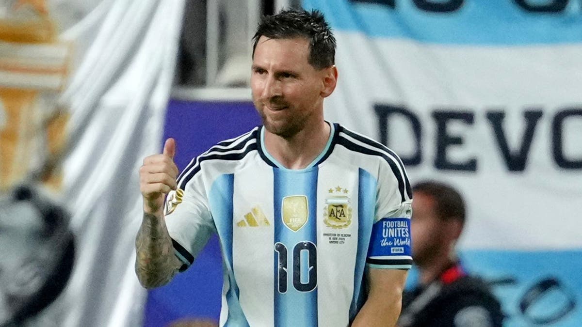 El argentino Lionel Messi reacciona tras marcar su tercer gol durante un partido de fútbol en Kansas City.